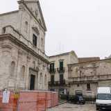 Via Rogadeo termina nell'ampia piazza Cavour. Qui sulla destra balza subito all'occhio l'austera facciata barocca della chiesa di San Gaetano, innalzata nel 1609...